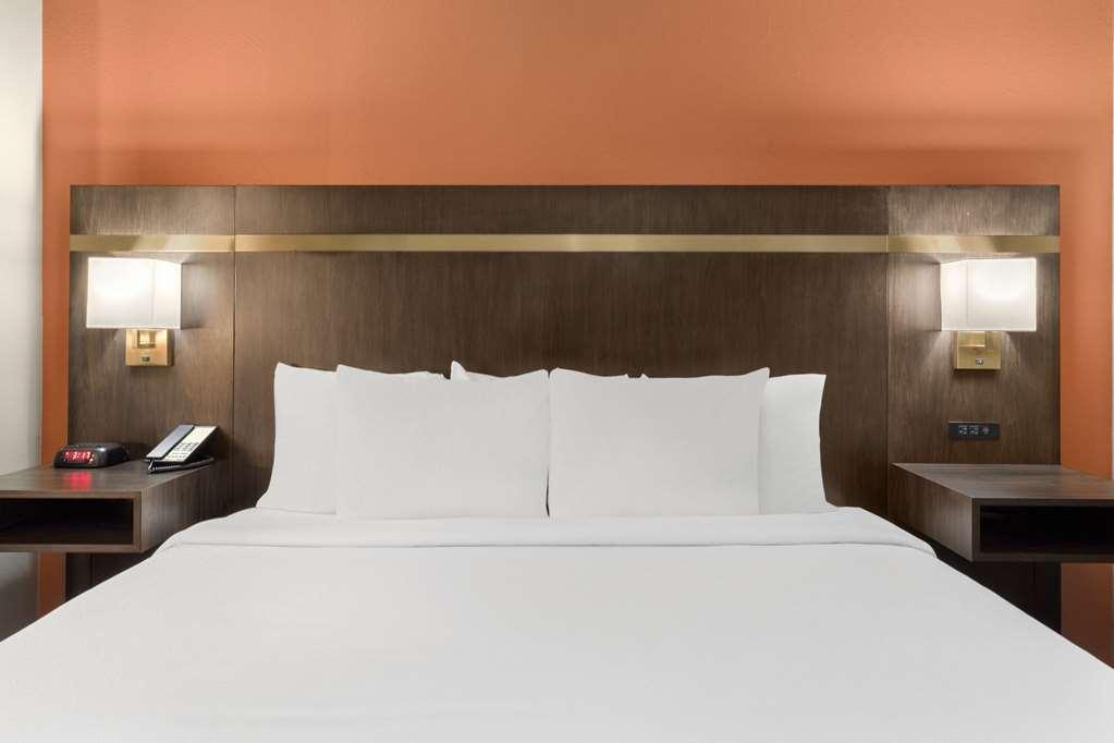 La Quinta By Wyndham Olathe Hotel Room photo